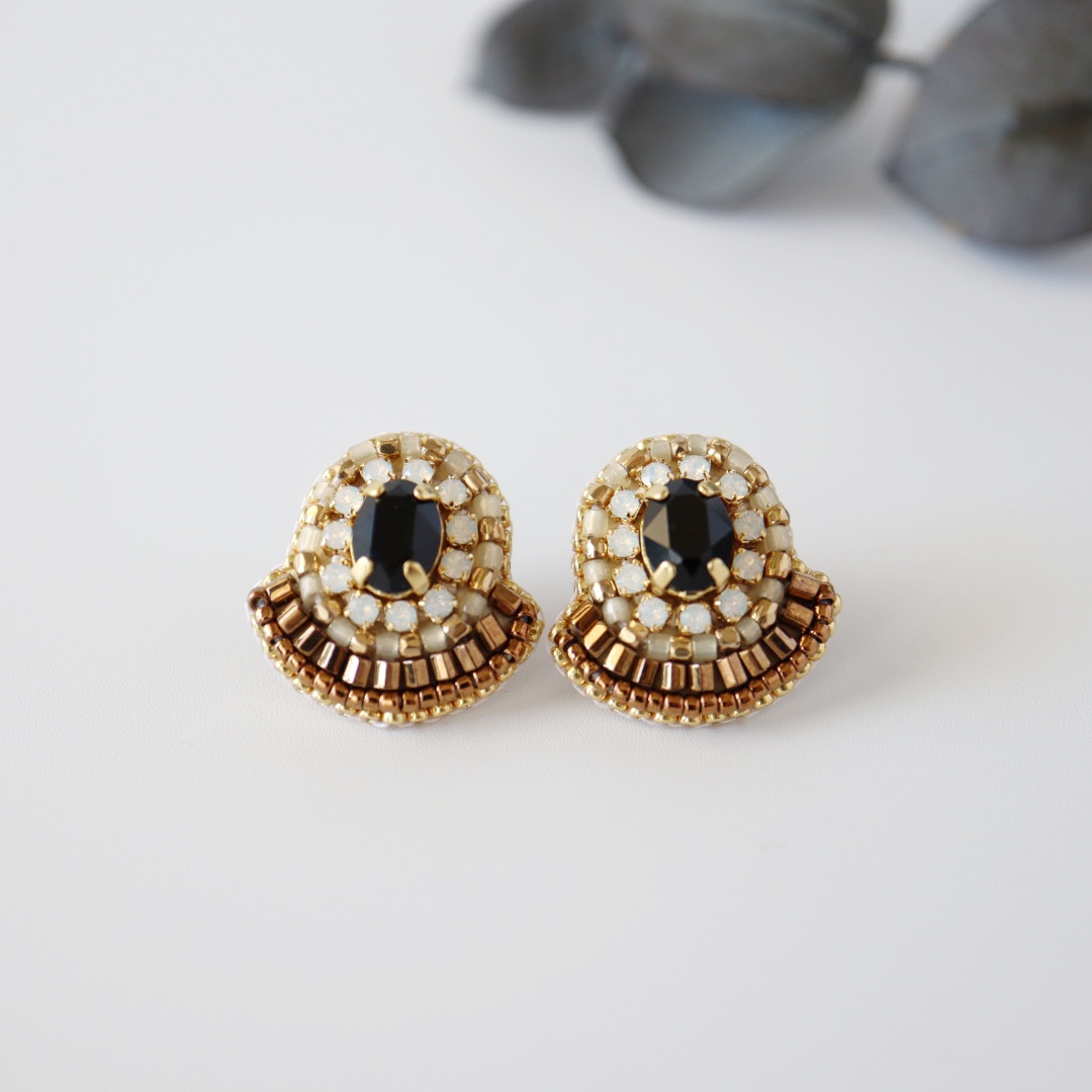 大人シックに輝くビーズ刺繍のイヤリング